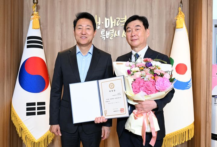 [서울=뉴시스] 오세훈 서울시장이 6일(월) 집무실에서 이창무 한양대학교 도시공학과 교수를 제5대 서울총괄건축가로 위촉했다.. (사진=서울시 제공) 2026.07.06. photo@newsis.com *재판매 및 DB 금지