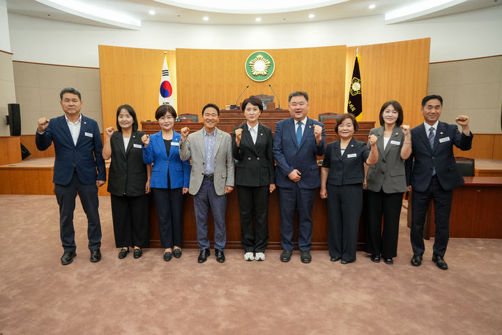[울산=뉴시스] 울산 북구의회가 6일 본회의장에서 제231회 임시회 1차 본회의를 열고 '제9대 전반기 의장단과 상임위원장을 선출한 뒤 기념촬영을 하고 있다. (사진=북구의회 제공) 2026.07.06. photo@newsis.com *재판매 및 DB 금지