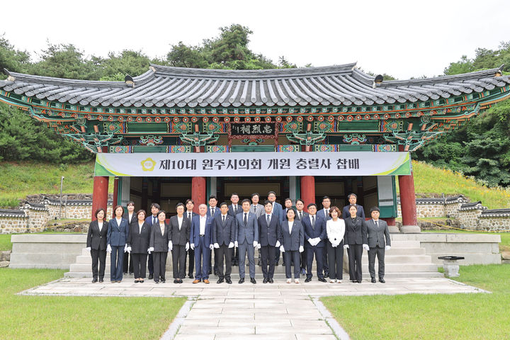 [원주=뉴시스] 제10대 원주시의회 의원 충렬사 참배. (사진= 원주시 제공) 2026.07.06. photo@newsis.com *재판매 및 DB 금지