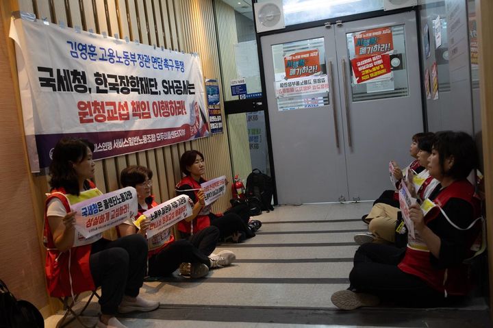 [서울=뉴시스] 전국민주노동조합총연맹(민주노총) 서비스연맹 서비스일반노조 모두의콜센터지부가 6일 오후 서울 중구 서울지방고용노동청에서 연좌농성에 돌입했다. 2026.07.06. (사진=전국민주노동조합총연맹 제공) *재판매 및 DB 금지