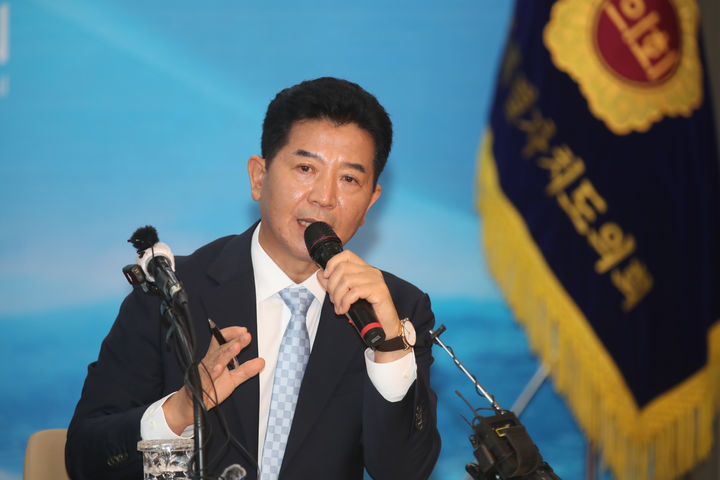 [제주=뉴시스] 송영훈 제주도의회 의장이 6일 오전 제주도의회 도민카페에서 취임 후 첫 기자간담회를 열고 발언하고 있다. (사진=제주도의회 제공) 2026.07.06. photo@newsis.com *재판매 및 DB 금지