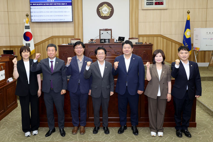 [울산=뉴시스] 울산 동구의회가 6일 의회 본회의장에서 제235회 임시회를 개최하고 원구성을 마무리한 뒤 기념촬영을 하고 있다. (사진=동구의회 제공) 2026.07.06. photo@newsis.com *재판매 및 DB 금지