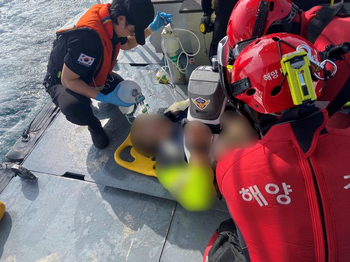 [양양=뉴시스] 6일 양양 앞바다에서 조업 중 물에 빠진 60대 선장을 해경이 구조해 심폐소생술을 실시하고 있다.(사진=강릉해경 제공)photo@newsis.com *재판매 및 DB 금지