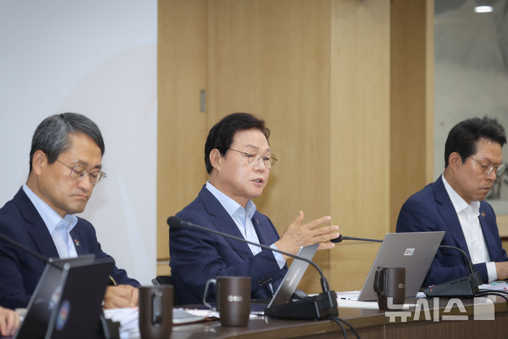 [창원=뉴시스]박완수(가운데) 경남도지사가 6일 도청 도정회의실에서 확대간부회의를 주재하고 있다.(사진=경남도 제공) 0226.07.06. photo@newsis.com