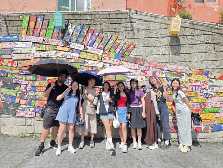 [부산=뉴시스] 감천문화마을에서 외국인들이 기념사진을 찍고 있다. (사진=한국철도공사 부산경남본부 제공) 2026.07.06. photo@newsis.com *재판매 및 DB 금지