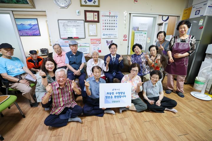 [서울=뉴시스] 6일 신설경로당을 찾은 최동민구청장이 어르신들과 소통했다. (사진=동대문구 제공) 2026.07.06. photo@newsis.com *재판매 및 DB 금지