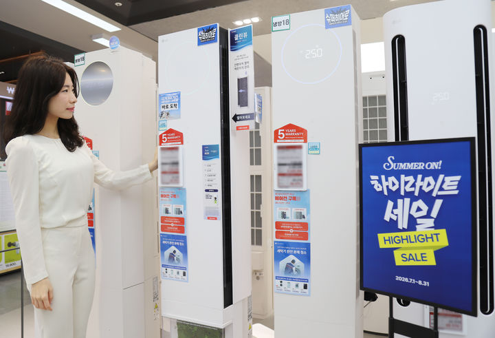 [서울=뉴시스] 롯데하이마트가 여름을 맞아 오는 7월 말까지 LG전자 상품 중심으로 전국 오프라인 매장에서 'Summer On! 하이라이트 세일'을 진행한다. 다품목 캐시백, 구매 금액대별 할인 등 LG전자 가전을 최대 600만원 가격 혜택으로 선보인다. 또한 LG전자 외에도 다양한 브랜드의 에어컨, 선풍기 등 냉방가전, 여름에 수요 높은 청소 서비스 등을 특별 혜택가에 제공한다.(사진=롯데하이마트 제공) *재판매 및 DB 금지 *재판매 및 DB 금지