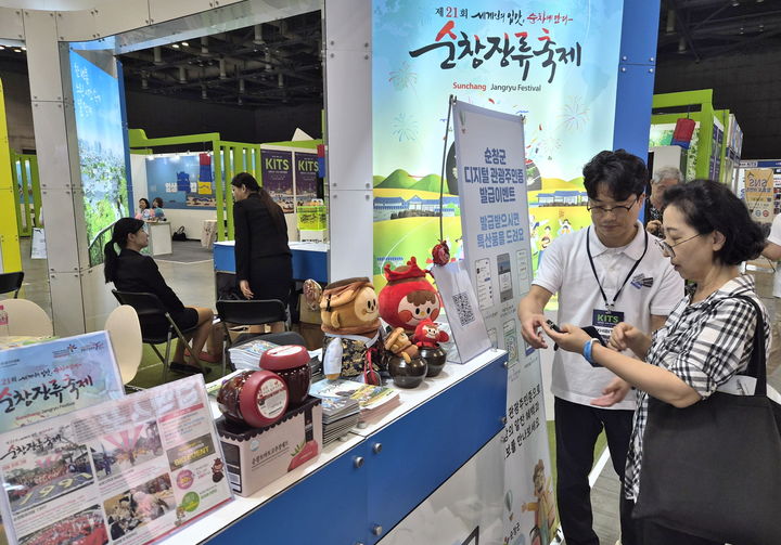 [순창=뉴시스] 전북 순창군 관계자가 지난 3~5일 일산 킨텍스에서 열린 '제11회 대한민국 국제 관광박람회'에서 예비 글로벌축제 순창장류축제에 대해 설명하고 있다. (사진=순창군 제공) 2026.07.06. photo@newsis.com&nbsp; *재판매 및 DB 금지
