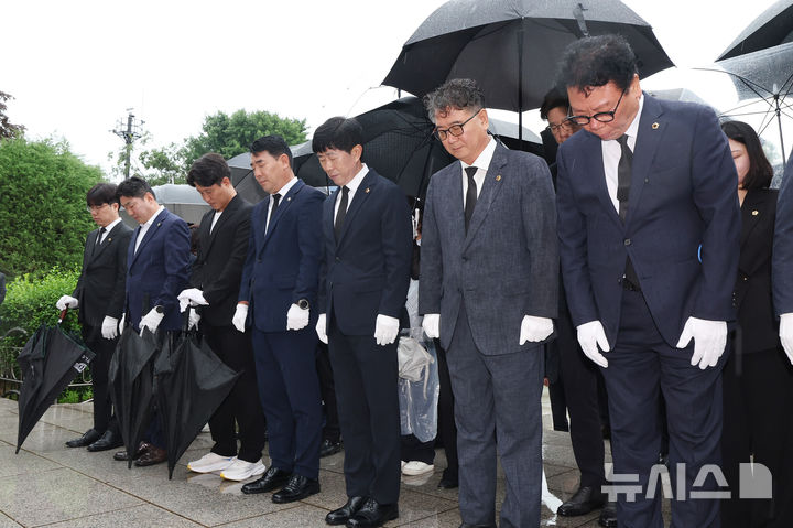 [인천=뉴시스]인천시의회가 6일 제10대 의회 개원을 맞아 수봉공원 현충탑에서 참배를 하고 있다. (사진=인천시의회 제공) 2026.07.06. photo@newsis.com