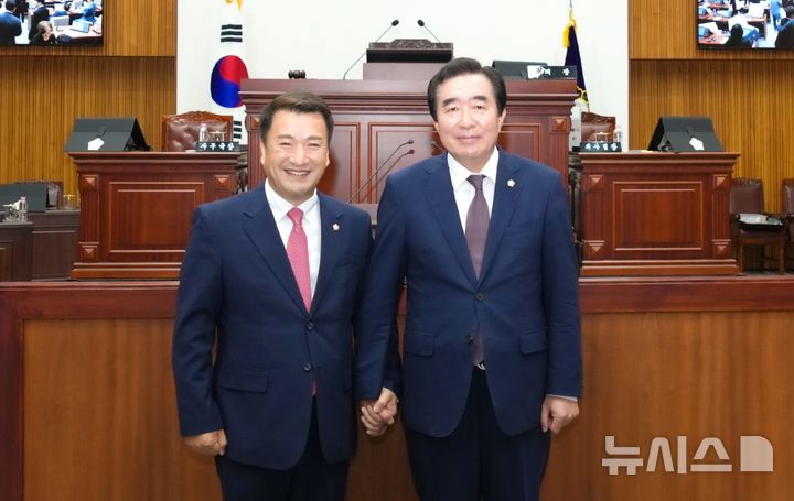 최재필(왼쪽) 경주시의회 10대 전반기 부의장과 임활 의장