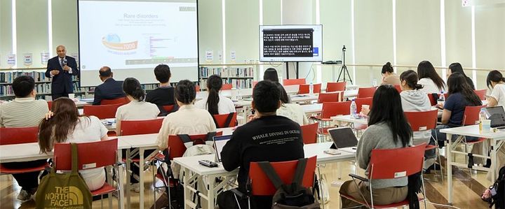 [대전=뉴시스] UST 글로벌 알파 클래스 강의를 진행중인 라주 쿠첼라파티 하버드 의대 석좌교수.(사진=UST 제공) *재판매 및 DB 금지