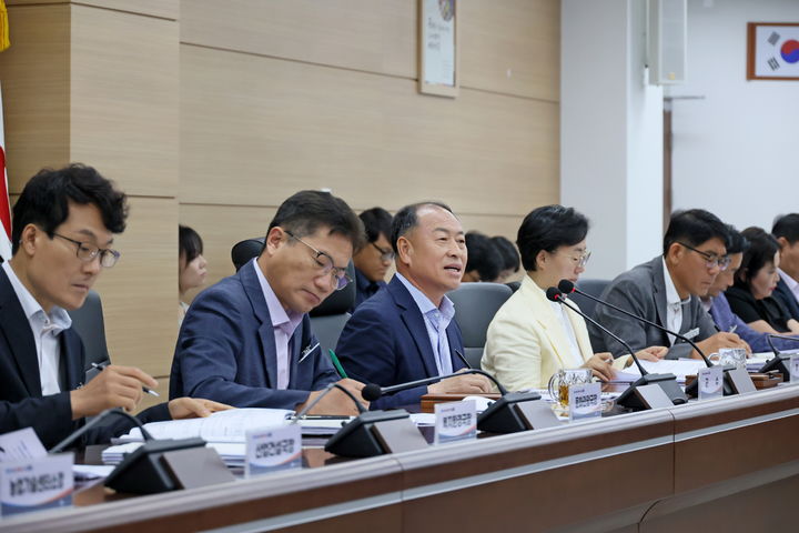 [임실=뉴시스] 6일 임실군의 민선 9기 한득수 군수 취임 후 척 간부회의, 한득수 군수(왼쪽 세번째)가 군민의 삶을 변화시키는 군정 의지를 강조하고 있다. *재판매 및 DB 금지