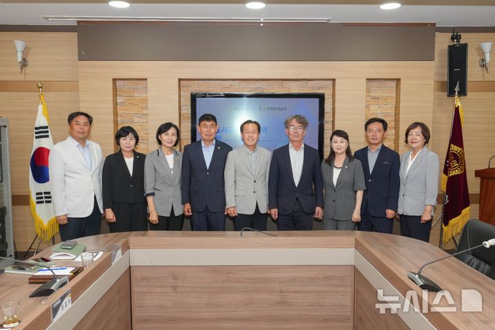 [포천=뉴시스] 경기 포천시의회는 포천도시공사와 주요 사업 추진 방향과 교통약자 지원제도 개선 방안 논의를 위한 간담회를 열었다고 6일 밝혔다. (사진=포천시의회 제공) 2026.07.06 photo@newsis.com
