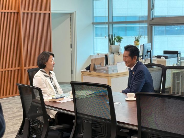 [수원=뉴시스] 정청래 전 더불어민주당 대표가 6일 경기도청에서 추미애 경기도지사와 차담을 나누고 있다. (사진=정청래 전 대표 사회관계망서비스 캡처) 2026.07.06. photo@newsis.com *재판매 및 DB 금지