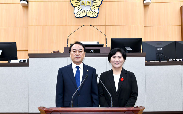 [여수=뉴시스] 6일 여수시의회 임시회에서 선출된 제9대 여수시의회 의장 주재현·부의장 박성미 의원이 사진촬영 하고있다. (사진=여수시의회 제공) 2026.07.06. photo@newsis.com *재판매 및 DB 금지