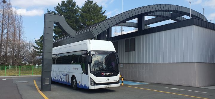[울산=뉴시스] 울산시는 수소를 원료로 하는 다양한 이동수단을 한 곳에서 충전할 수 있는 다차종 충전시스템을 전국 최초로 운영한다고 7일 밝혔다. 사진은 태화강역 수소충전소. (사진= 울산시 제공) 2026.07.07.photo@newsis.com *재판매 및 DB 금지
