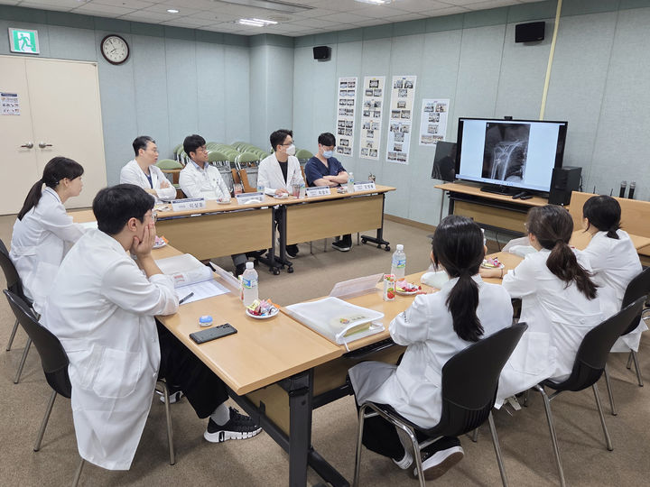 [창원=뉴시스]창원힘찬병원, ‘청소년 의사체험 프로그램’ 참가자 모집.(사진=창원힘찬병원 제공) 2026.07.06. photo@newsis.com *재판매 및 DB 금지