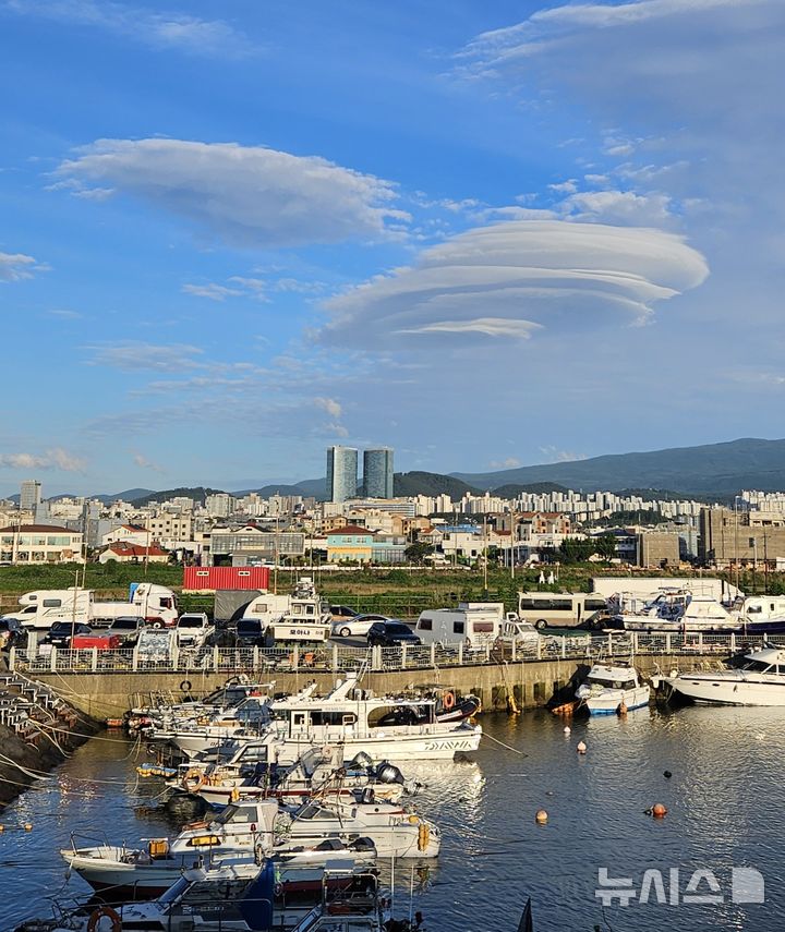 [제주=뉴시스] 우장호 기자 = 장마가 소강상태에 놓인 6일 오후 제주시에서 바라본 남쪽 하늘에 일명 UFO구름으로 불리는 렌즈구름이 떠올라 시선을 사로 잡고 있다. 2026.07.06. woo1223@newsis.com