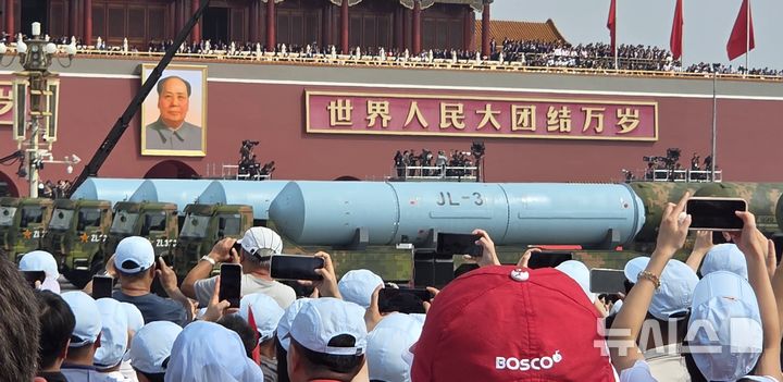 [베이징=뉴시스] 박정규 특파원 = 중국군이 6일 태평양으로 발사한 잠수함발사탄도미사일(SLBM)이 미국 본토를 공격할 수 있는 '쥐랑(JL)-3'일 수 있다는 분석이 제기됐다. 사진은 지난해 9월 3일 중국 베이징 톈안먼광장에서 열린 전승절 80주년 열병식에서 공개된 JL-3의 모습. 2026.07.06 pjk76@newsis.com