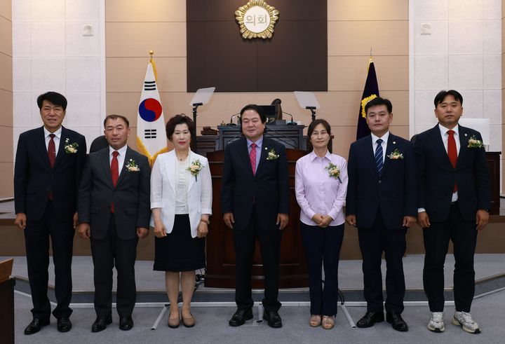 [금산=뉴시스] 조명휘 기자 = 금산군의원들이 6일 제339회 임시회를 열어 의장단과 상임위원장을 선출한 뒤 기념사진을 찍고 있다. (사진= 금산군의회 제공) 2026.07.06. photo@newsis.com *재판매 및 DB 금지