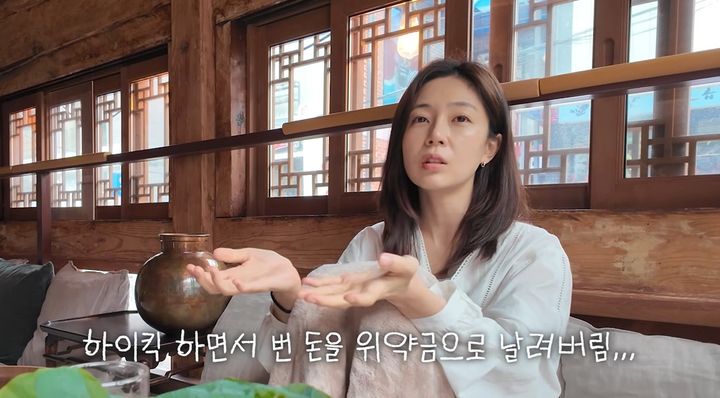 [서울=뉴시스] 배우 백진희가 데뷔 초 이중계약 사기 피해로 시트콤 출연료를 모두 위약금으로 날렸던 사연을 전했다. (사진=백진희 유튜브 채널) 2026.07.06. photo@newsis.com *재판매 및 DB 금지