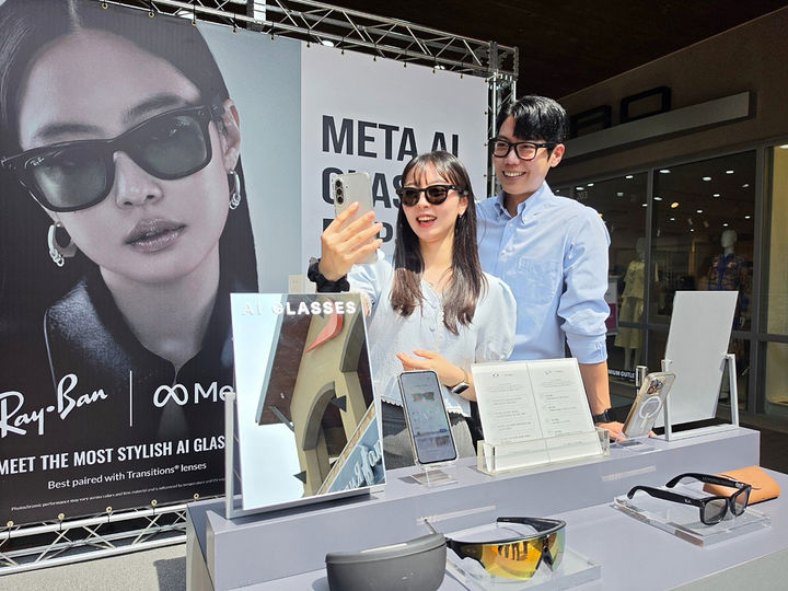 [서울=뉴시스] 신세계사이먼은 경기 여주 프리미엄 아울렛 EAST에서 오는 26일까지 '메타 AI 글래스' 팝업스토어를 운영한다고 6일 밝혔다. 모델들이 스마트 아이웨어를 선보이고 있다. (사진=신세계사이먼 제공) 2026.07.06. photo@newsis.com *재판매 및 DB 금지