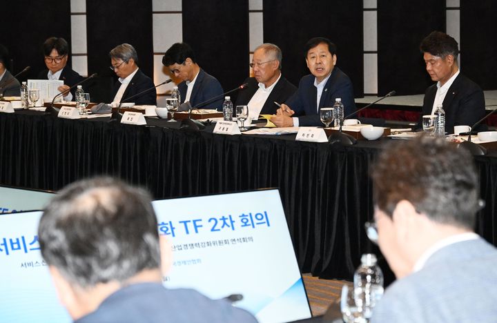 [서울=뉴시스] 구윤철 부총리 겸 재정경제부 장관이 6일 서울 중구 웨스틴조선호텔에서 열린 민관합동 '서비스산업 경쟁력 강화 TF 2차회의'에서 발언하고 있다. (사진=재정경제부 제공) 2026.07.06. photo@newsis.com *재판매 및 DB 금지