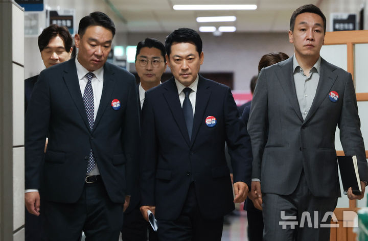 [서울=뉴시스] 김근수 기자 = 장동혁(가운데) 국민의힘 대표가 6일 오전 서울 여의도 국회에서 최고위원회의에 참석하고 있다. 2026.07.06. ks@newsis.com