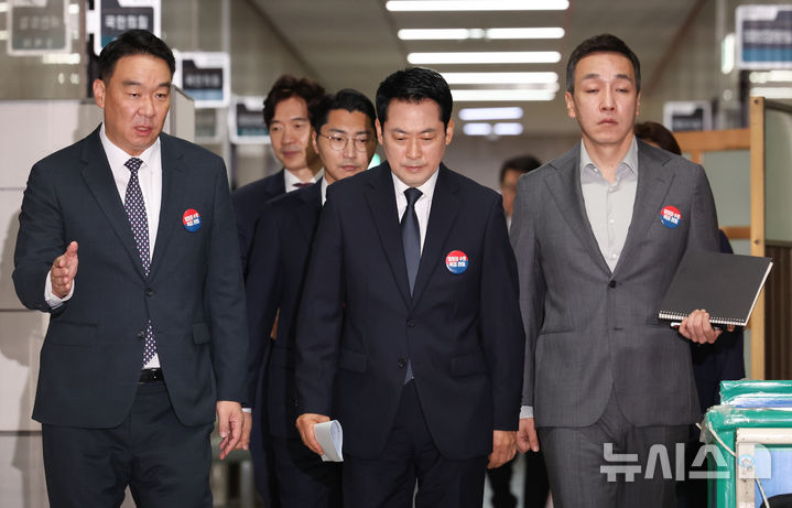 [서울=뉴시스] 김근수 기자 = 장동혁(가운데) 국민의힘 대표가 6일 오전 서울 여의도 국회에서 최고위원회의에 참석하고 있다. 2026.07.06. ks@newsis.com