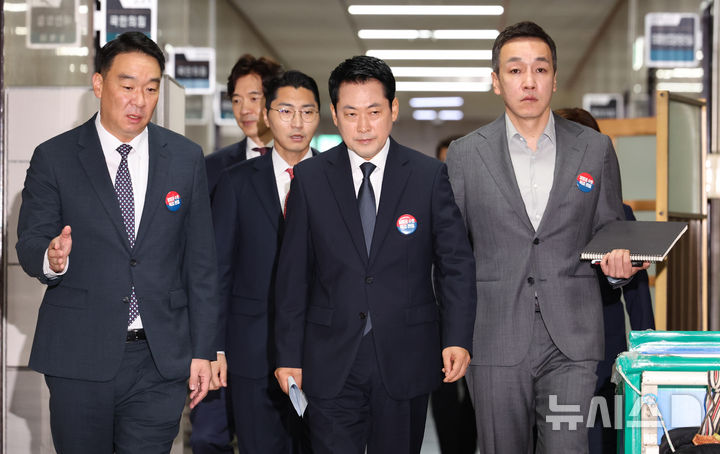 [서울=뉴시스] 김근수 기자 = 장동혁(가운데) 국민의힘 대표가 6일 오전 서울 여의도 국회에서 최고위원회의에 참석하고 있다. 2026.07.06. ks@newsis.com
