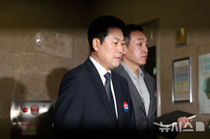 [서울=뉴시스] 김근수 기자 = 장동혁 국민의힘 대표가 6일 오전 서울 여의도 국회에서 최고위원회의에 참석하고 있다. 2026.07.06. ks@newsis.com
