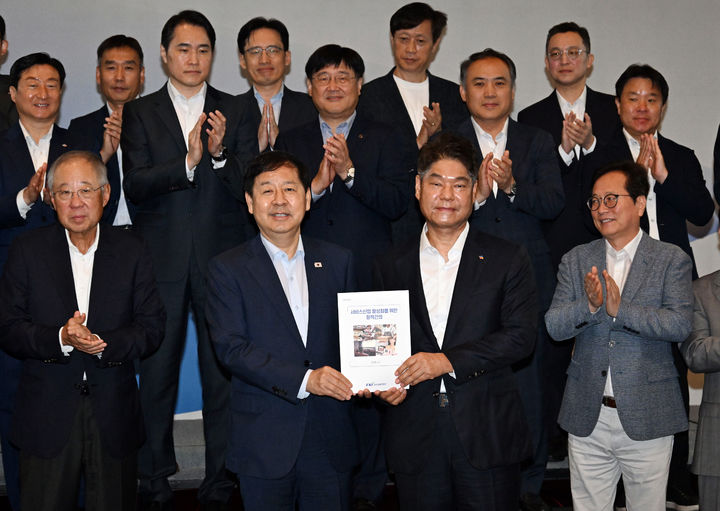 [서울=뉴시스] 구윤철 부총리 겸 재정경제부 장관이 6일 서울 중구 웨스틴조선호텔에서 열린 민관합동 '서비스산업 경쟁력 강화 TF 2차회의'에서 정책건의 사항을 전달 받고 있다. (사진=재정경제부 제공) 2026.07.06. photo@newsis.com *재판매 및 DB 금지