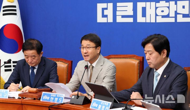 [서울=뉴시스] 고범준 기자 = 한병도 더불어민주당 대표 직무대행 겸 원내대표가 6일 서울 여의도 국회에서 열린 최고위원회의에서 발언하고 있다. 2026.07.06. bjko@newsis.com