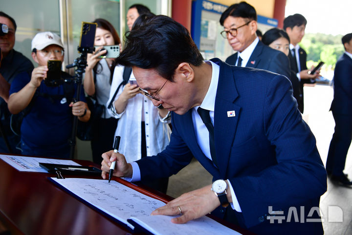 [전남광주=뉴시스] 양시원 기자 = 김민석 전 국무총리가 6일 오전 광주 북구 운정동 국립5·18민주묘지를 찾아 방명록을 쓰고 있다. 2026.07.06. goodwrite97@newsis.com