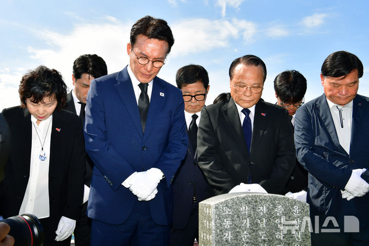 [전남광주=뉴시스] 양시원 기자 = 김민석 전 국무총리가 6일 오전 광주 북구 운정동 국립5·18민주묘지를 찾아 고(故) 윤상원 열사의 묘소를 참배하고 있다. 2026.07.06. goodwrite97@newsis.com
