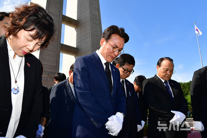 [전남광주=뉴시스] 양시원 기자 = 김민석 전 국무총리가 6일 오전 광주 북구 운정동 국립5.18민주묘지를 찾아 고(故) 박현숙 열사 묘소를 참배하고 있다.  2026.07.06. goodwrite97@newsis.com