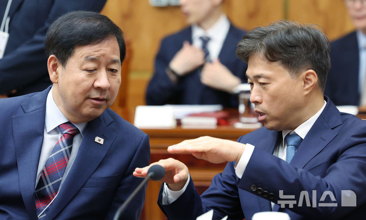[서울=뉴시스] 조성봉 기자 = 구윤철 경제부총리 겸 재정경제부 장관과 곽노정 하이닉스 대표이사가 6일 청와대에서 열린 메가프로젝트 민관합동 점검회의에서 대화하고 있다. 2026.07.06. suncho21@newsis.com