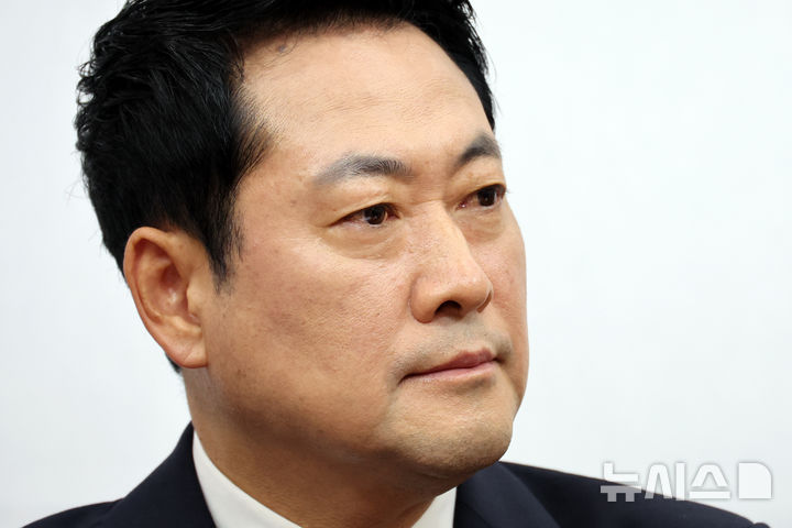 [서울=뉴시스] 최진석 기자 = 장동혁 국민의힘 대표가 6일 여의도 국회에서 열린 최고위원회의에서 생각에 잠겨 있다. 2026.07.06. myjs@newsis.com
