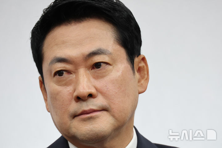 [서울=뉴시스] 최진석 기자 = 장동혁 국민의힘 대표가 6일 여의도 국회에서 열린 최고위원회의에서 생각에 잠겨 있다. 2026.07.06. myjs@newsis.com