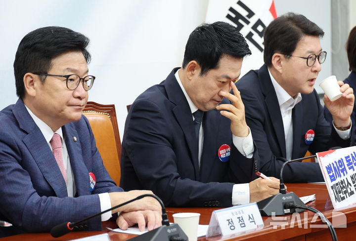 [서울=뉴시스] 최진석 기자 = 장동혁 국민의힘 대표가 6일 여의도 국회에서 열린 최고위원회의에서 생각에 잠겨 있다. 2026.07.06. myjs@newsis.com