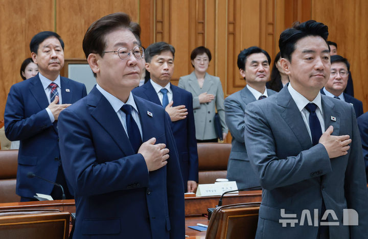 [서울=뉴시스] 조성봉 기자 = 이재명 대통령이 6일 청와대에서 열린 메가프로젝트 민관합동 점검회의에서 참석자들과 국민의례를 하고 있다. 2026.07.06. suncho21@newsis.com