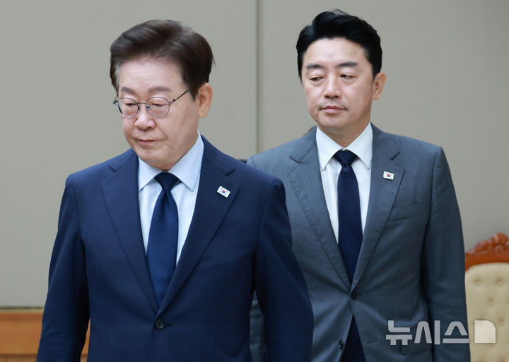 [서울=뉴시스] 조성봉 기자 = 이재명 대통령이 6일 청와대에서 열린 메가프로젝트 민관합동 점검회의에 입장하고 있다. 2026.07.06. suncho21@newsis.com
