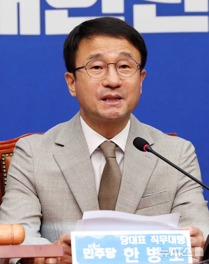 [서울=뉴시스] 고범준 기자 = 한병도 더불어민주당 대표 직무대행 겸 원내대표가 6일 서울 여의도 국회에서 열린 최고위원회의에서 발언하고 있다. 2026.07.06. bjko@newsis.com