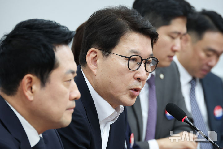 [서울=뉴시스] 최진석 기자 = 신동욱 국민의힘 최고위원이 6일 여의도 국회에서 열린 최고위원회의에서 발언하고 있다. 2026.07.06. myjs@newsis.com