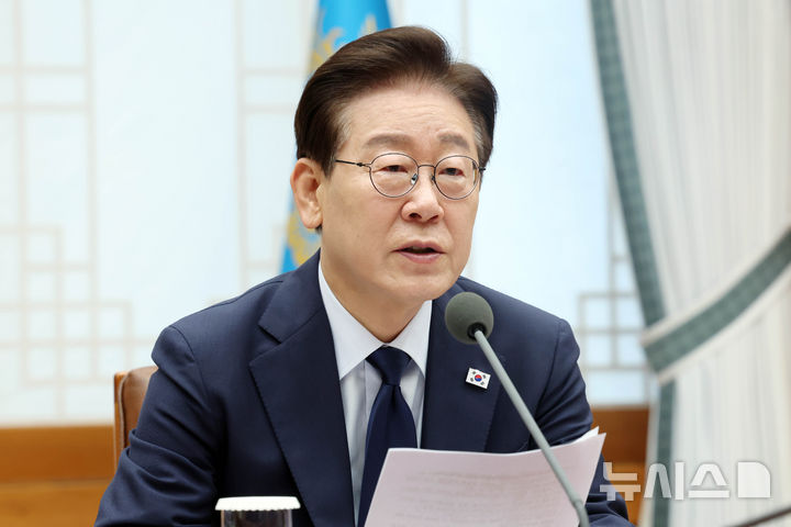 [서울=뉴시스] 조성봉 기자 = 이재명 대통령이 6일 청와대에서 열린 메가프로젝트 민관합동 점검회의에서 발언하고 있다. 2026.07.06. suncho21@newsis.com