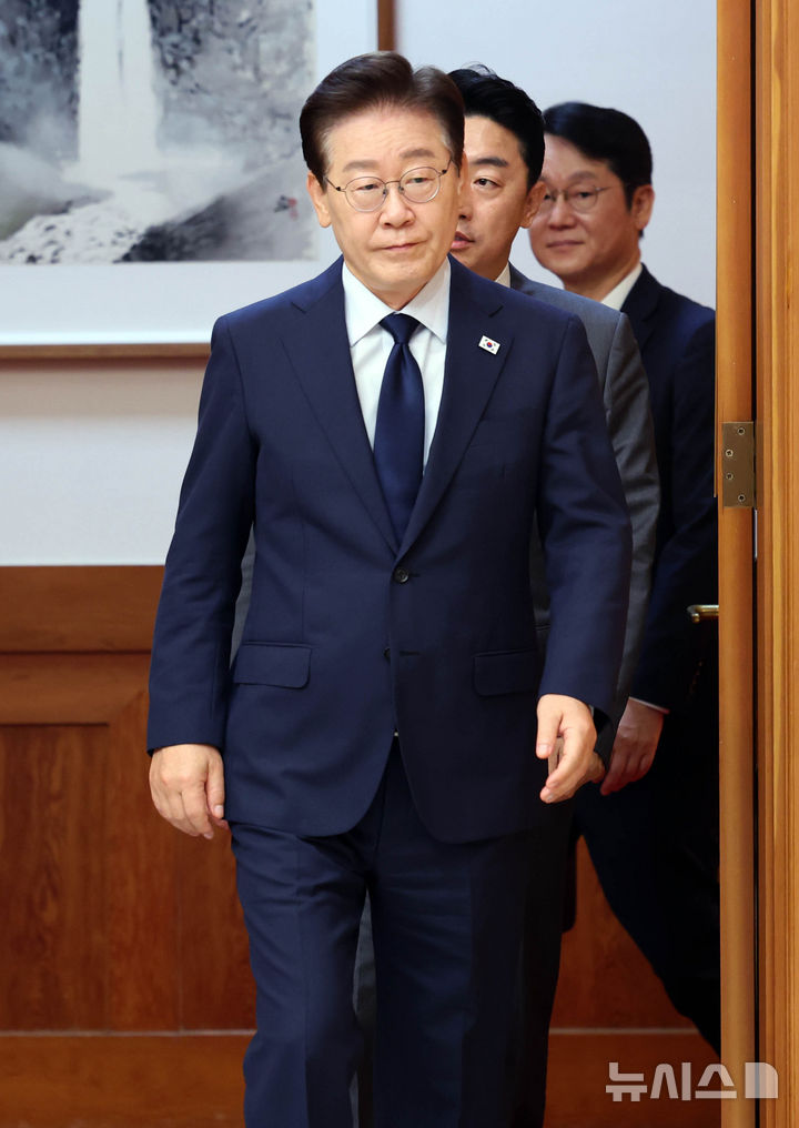 [서울=뉴시스] 조성봉 기자 = 이재명 대통령이 6일 청와대에서 열린 메가프로젝트 민관합동 점검회의에 입장하고 있다. 2026.07.06. suncho21@newsis.com