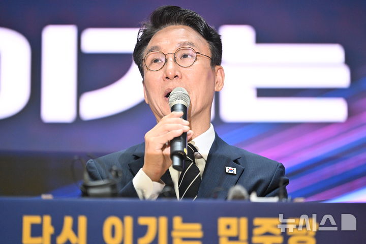 [전남광주=뉴시스] 이영주 기자 = 김민석 전 국무총리가 6일 오전 전남광주 동구 전일빌딩 245에서 더불어민주당 당대표 선거 출마 선언을 하고 있다. 2026.07.06. leeyj2578@newsis.com