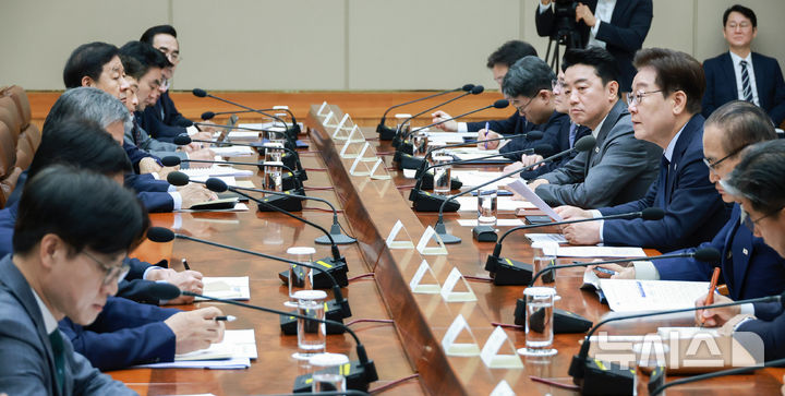 [서울=뉴시스] 조성봉 기자 = 이재명 대통령이 6일 청와대에서 열린 메가프로젝트 민관합동 점검회의에서 발언하고 있다. 2026.07.06. suncho21@newsis.com