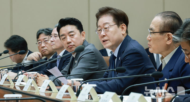 [서울=뉴시스] 조성봉 기자 = 이재명 대통령이 6일 청와대에서 열린 메가프로젝트 민관합동 점검회의에서 발언하고 있다. 2026.07.06. suncho21@newsis.com