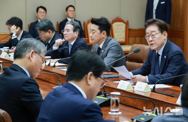 [서울=뉴시스] 조성봉 기자 = 이재명 대통령이 6일 청와대에서 열린 메가프로젝트 민관합동 점검회의에서 발언하고 있다. 2026.07.06. suncho21@newsis.com